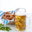 Oktoberfest Bier und Brezen