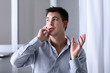Foto: man talking on phone in office man talking on phone in office