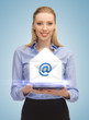 Foto: woman showing virtual envelope woman showing virtual envelope