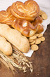 Foto: ears of cereals and rich bread on a wooden table ears of cereals and rich bread on a wooden table
