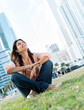 Foto: Thoughtful woman at the park Thoughtful woman at the park