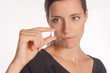 Junge Frau mit Tablette in der Hand