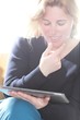 Photo: Frau mit pad computer Frau mit pad computer