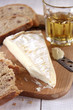 brie de meaux und ein glas wein
