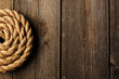 Foto: Rope over wooden background Rope over wooden background
