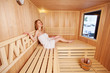 frau geht im winter in die sauna
