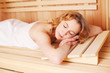 entspannte frau in der sauna