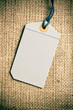 Foto: blank price tag label on burlap background blank price tag label on burlap background