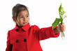 enfant offre des fleurs a sa maman