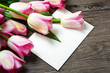 lettera bianca con tulipani