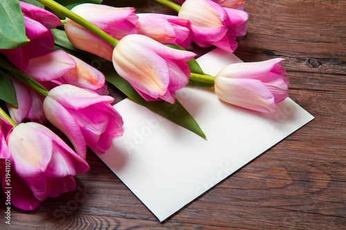 Photo: lettera bianca con tulipani lettera bianca con tulipani