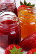 Barattolini di confettura con fragole