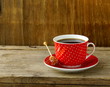 Foto: Red cup of coffee for breakfast on wooden board Red cup of coffee for breakfast on wooden board