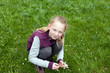 Foto: Kind pflückt Blumen Kind pflückt Blumen