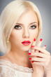 Foto: Blonde woman with bright red lips and manicure Blonde woman with bright red lips and manicure