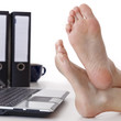 Foto: Bare feet on the desk Bare feet on the desk