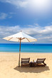 Foto: beds and umbrella on the beach beds and umbrella on the beach