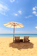 Foto: beds and umbrella on the beach beds and umbrella on the beach