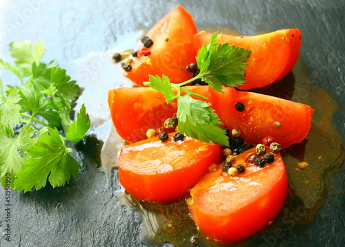 Photo: tomates à la vinaigrette, et persil tomates à la vinaigrette, et persil