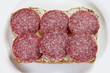 Teller Brotscheibe und Dauerwurstscheiben