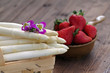 Spargel mit Erdbeeren