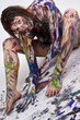 Frau Bodypainting mit Fingerfarben angemalt