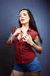 Foto: Photo of beautiful girl with tattoos and tattoo machine Photo of beautiful girl with tattoos and tattoo machine