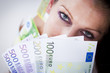 frau mit euro geldfächer