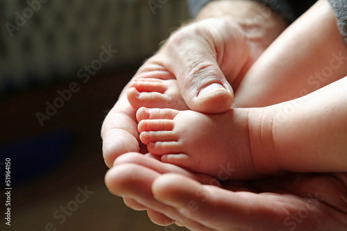 Photo: Babyfüße in den Händen Babyfüße in den Händen