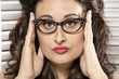 Mujer joven con gafas retro