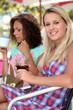 Foto: two beautiful girls together in a coffee shop two beautiful girls together in a coffee shop