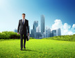 Foto: business man walking on green field and modern city business man walking on green field and modern city