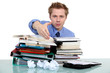 Foto: man giving his hand over a pile of folders man giving his hand over a pile of folders