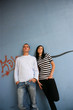Foto: Young man and young woman leaning on a wall Young man and young woman leaning on a wall