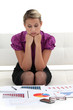 Foto: focused businesswoman analysing statistics focused businesswoman analysing statistics