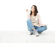 Foto: Beautiful girl teenager thinking sitting on white floor Beautiful girl teenager thinking sitting on white floor