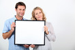 Foto: Couple holding frame Couple holding frame
