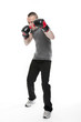 Sportlicher junger Mann beim Boxtraining