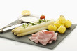 Foto: weißer Spargel mit Kartoffel, Schinken und Sauce Holandaise weißer Spargel mit Kartoffel, Schinken und Sauce Holandaise