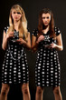 Mädels im pünktchen Kleid