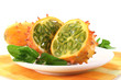 aufgeschnittene Kiwano mit Serviette