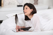 Foto: Woman writing in diary Woman writing in diary