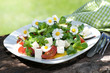 Salat mit Gänseblümchen