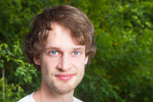 Photo: Student mit intensivem Blick im Freien Student mit intensivem Blick im Freien