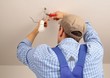 Handwerker installiert Lampe