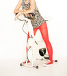 sportliche Frau im Leopardentop