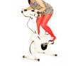 sportliche Frau im Leopardentop