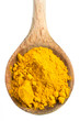 Foto: curcuma powder on a wooden spoon on white background curcuma powder on a wooden spoon on white background