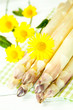 Weisser Spargel mit Blumendeko