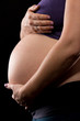 Foto: Babybauch vor schwarzen Hintergrund Babybauch vor schwarzen Hintergrund